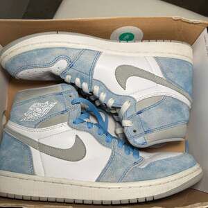 Jordan 1 Retro High OG Hyper Royal